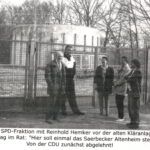 SPD Fraktion Saerbeck Ratsmitglieder mit Reinhold Hemker an der alten Kläranlage Saerbeck